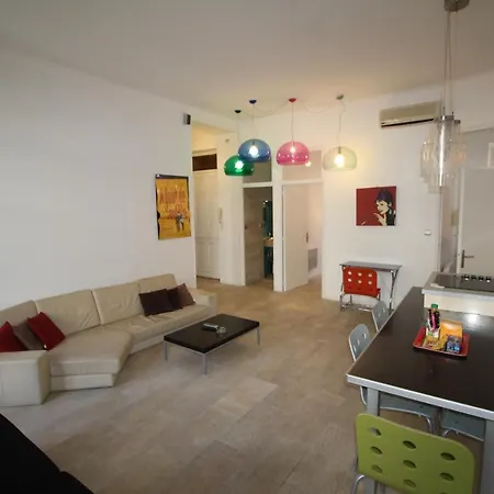 Zone Pietonne, 3 Chambres, 3 Sdb *
