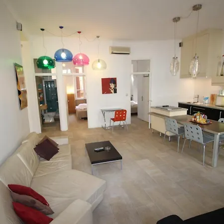 Zone Pietonne, 3 Chambres, 3 Sdb Apartment